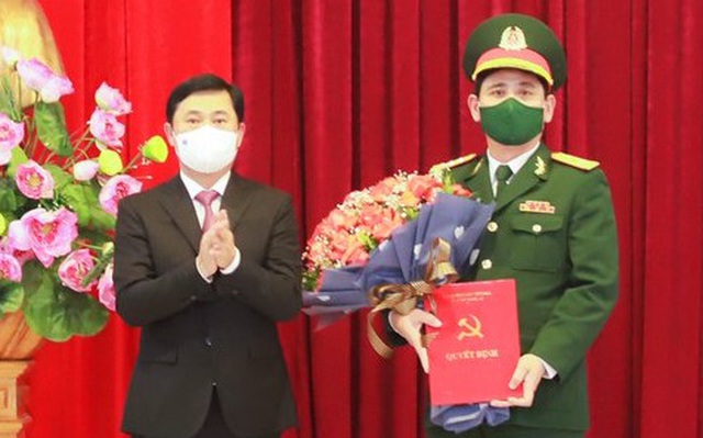 Bí thư Tỉnh ủy Thái Thanh Quý trao Quyết định và tặng hoa chúc mừng Thượng tá Phan Đại Nghĩa. Ảnh: Thành Duy - Báo Nghệ an