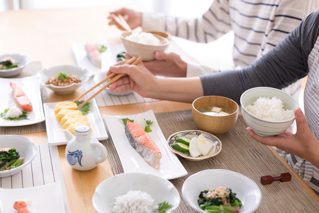5 “bí quyết vàng trên bàn ăn” giúp người Nhật sống thọ nhất thế giới: Đơn giản, dễ áp dụng nhưng nhiều người Việt đều bỏ qua - Ảnh 5.
