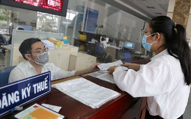 Người dân và doanh nghiệp làm thủ tục thuế tại Cục Thuế TP Hồ Chí Minh. (Ảnh: PLO)