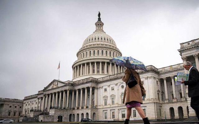 Chủ tịch Hạ viện Nancy Pelosi trở lại văn phòng của mình hôm thứ Tư sau khi phát biểu trong cuộc họp báo hàng tuần tại Đồi Capitol. (Jabin Botsford / The Washington Post)