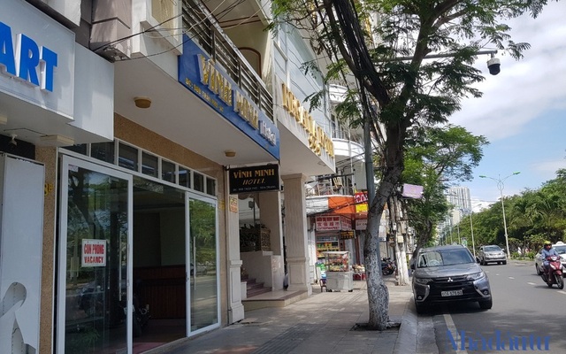 Hàng loạt khách sạn ở TP. Nha Trang rục rịch mở cửa đón khách trở lại sau hơn 2 năm kinh doanh gián đoạn do ảnh hưởng bởi COVID-19. Ảnh: Việt Tùng