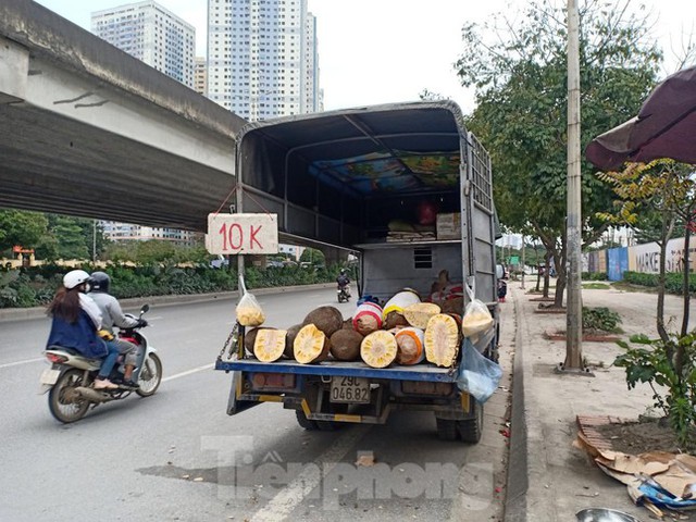 Nông sản xuất khẩu ách tắc, bày bán tràn ngập trên phố Hà Nội - Ảnh 2.