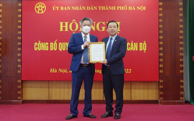 Phó Chủ tịch UBND TP Chử Xuân Dũng trao quyết định bổ nhiệm cho ông Nguyễn Tiến Sỹ. Ảnh Phạm Linh (Hanoi.gov.vn)