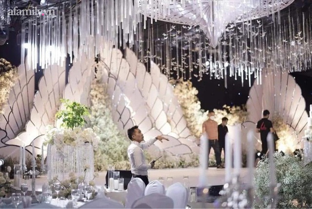 Lộ diện cô dâu trong đám cưới tiền tỷ ở Hà Nội, cỗ toàn tôm hùm size bự, chú rể là PGĐ công ty bất động sản top 3 Việt Nam - Ảnh 7.