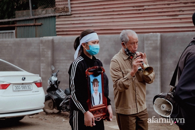 Đám tang bé gái bị nhân tình của mẹ bạo hành tử vong: Nhói lòng cảnh người đầu bạc tiễn kẻ đầu xanh - Ảnh 2.