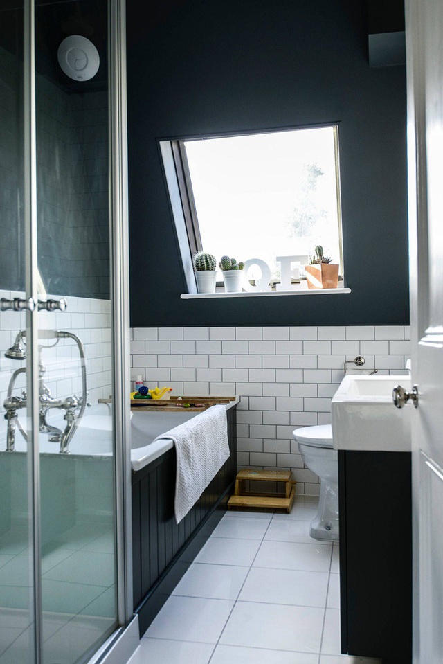 Tận dụng gác mái làm phòng tắm, ý tưởng thiết kế vừa đẹp vừa độc đáo - Ảnh 1.