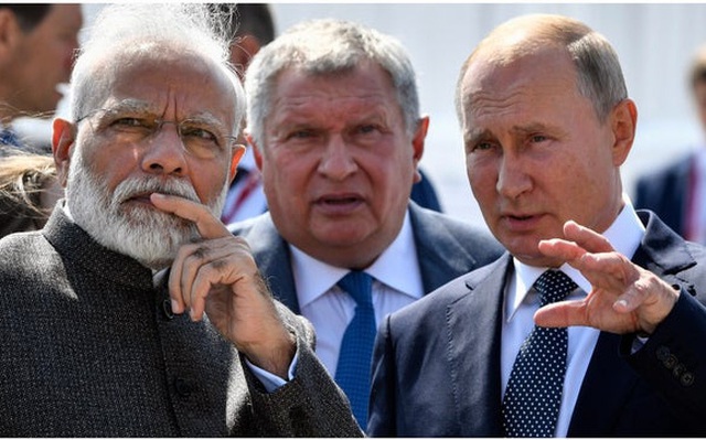 Tổng thống Nga Vladimir Putin (bên phải) và Thủ tướng Ấn Độ Narendra Modi.