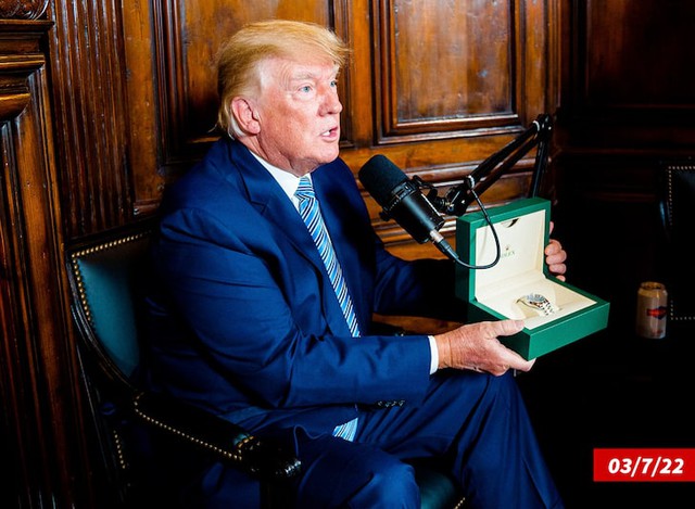 Cựu Tổng thống Donald Trump được fan cuồng triệu phú tặng hẳn siêu phẩm Rolex giá 2,5 tỷ VNĐ: Mặt xanh lam độc đáo, có tiền cũng chưa chắc mua được - Ảnh 1.