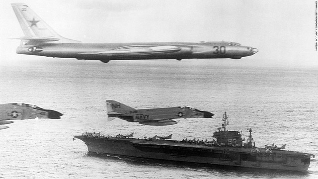 Những ngày cuối đời của tàu sân bay Mỹ từng làm mưa làm gió trên biển: Một thời oanh liệt từng đụng độ với tàu ngầm Liên Xô, giờ đây chỉ được bán với giá 1 USD - Ảnh 2.