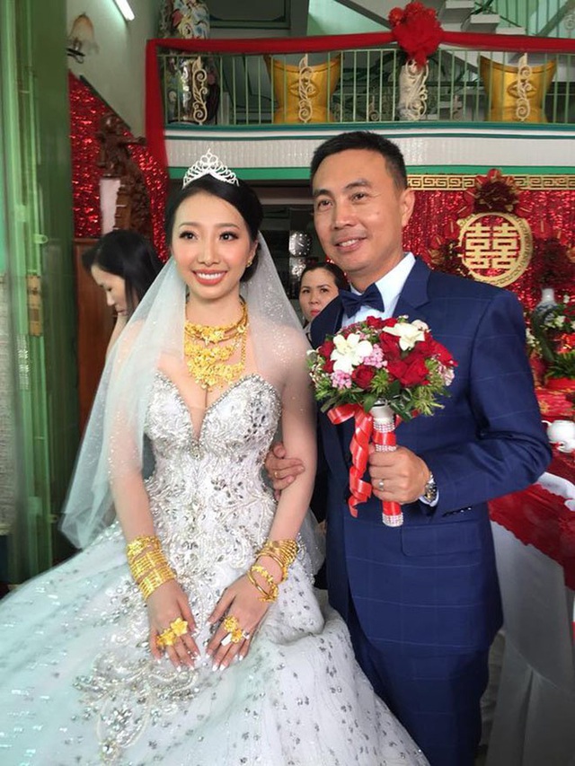Cô dâu đeo hơn 30 cây vàng trong đám cưới: Cuộc sống viên mãn cùng chồng ở Singapore - Ảnh 2.