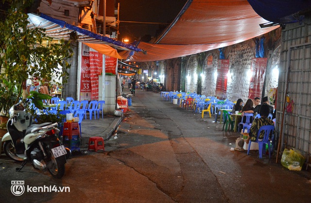  Cảnh trái ngược tại những con phố ẩm thực Hà Nội ngày đầu mở bán sau 21h00: Tạ Hiện đông đúc, những khu phố khác vắng vẻ - Ảnh 12.
