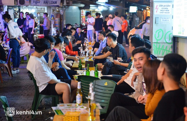  Cảnh trái ngược tại những con phố ẩm thực Hà Nội ngày đầu mở bán sau 21h00: Tạ Hiện đông đúc, những khu phố khác vắng vẻ - Ảnh 3.
