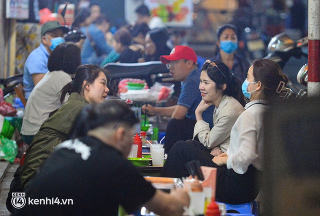 Cảnh trái ngược tại những con phố ẩm thực Hà Nội ngày đầu mở bán sau 21h00: Tạ Hiện đông đúc, những khu phố khác vắng vẻ - Ảnh 9.