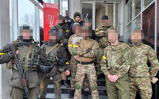 Spann (trong ảnh với những người đàn ông mặc quân phục ở Ukraine) đã đến Ukraine vì nghĩ rằng "đó là điều đúng đắn phải làm", mặc dù không có kinh nghiệm quân sự hay bất cứ mối liên hệ nào với Ukraine