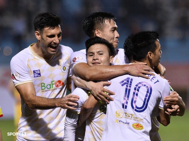 Xúc động khoảnh khắc Quang Hải cúi đầu trước bầu Hiển trong trận đấu có thể là cuối cùng cho Hà Nội FC - Ảnh 1.