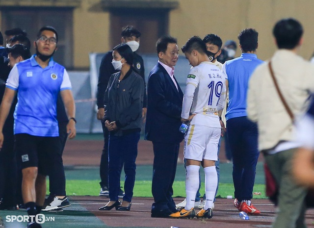 Xúc động khoảnh khắc Quang Hải cúi đầu trước bầu Hiển trong trận đấu có thể là cuối cùng cho Hà Nội FC - Ảnh 2.