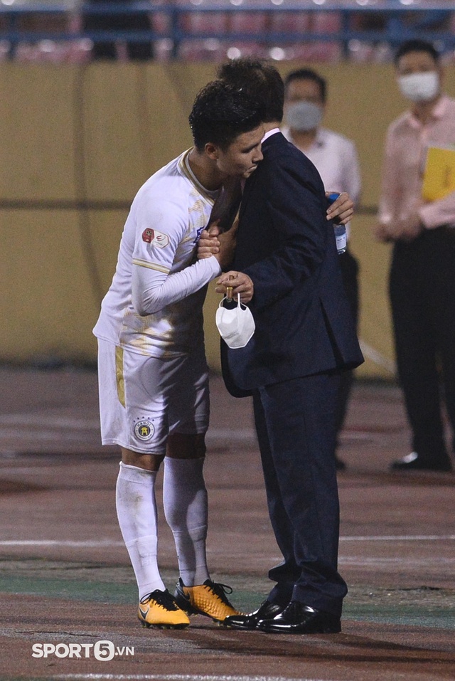 Xúc động khoảnh khắc Quang Hải cúi đầu trước bầu Hiển trong trận đấu có thể là cuối cùng cho Hà Nội FC - Ảnh 3.