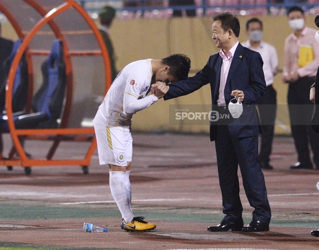Xúc động khoảnh khắc Quang Hải cúi đầu trước bầu Hiển trong trận đấu có thể là cuối cùng cho Hà Nội FC - Ảnh 5.