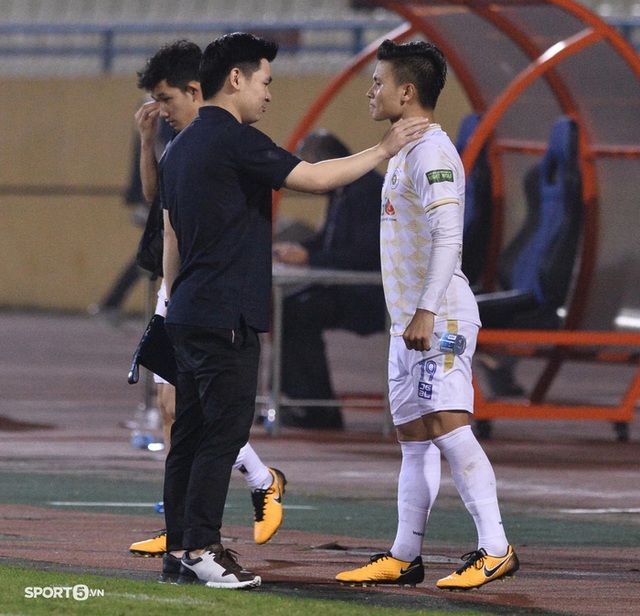 Xúc động khoảnh khắc Quang Hải cúi đầu trước bầu Hiển trong trận đấu có thể là cuối cùng cho Hà Nội FC - Ảnh 6.