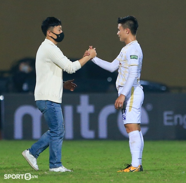 Xúc động khoảnh khắc Quang Hải cúi đầu trước bầu Hiển trong trận đấu có thể là cuối cùng cho Hà Nội FC - Ảnh 8.