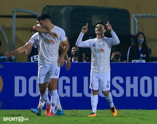 Xúc động khoảnh khắc Quang Hải cúi đầu trước bầu Hiển trong trận đấu có thể là cuối cùng cho Hà Nội FC - Ảnh 10.