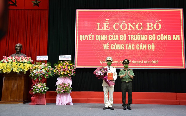 Trung tá Nguyễn Văn Tuấn (trái) nhận quyết định bổ nhiệm. Ảnh CA Quảng Nam