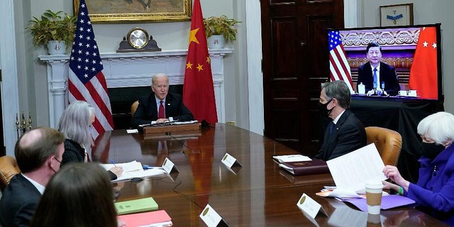 Tại sao cuộc điện đàm tối nay giữa ông Biden và ông Tập Cận Bình lại khiến cả thế giới chú ý? - Ảnh 1.