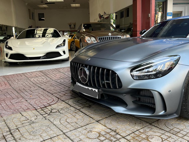 Lái Mercedes-AMG GT R đến showroom siêu xe ở Quận 5, doanh nhân Nguyễn Quốc Cường khiến CĐM hoài nghi: ‘Chắc mang đến để đổi lấy Ford GT’ - Ảnh 2.