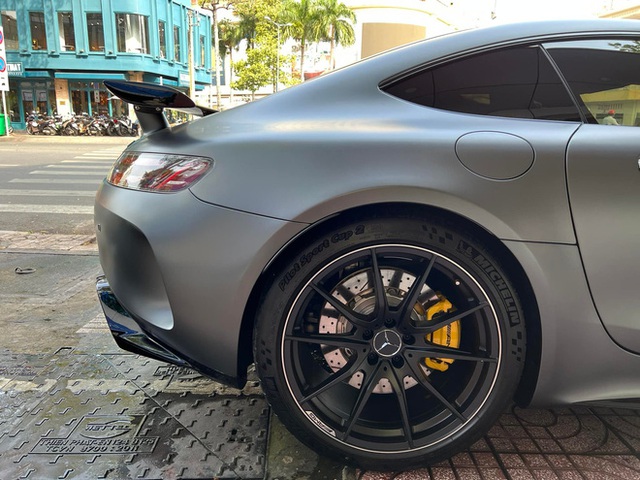 Lái Mercedes-AMG GT R đến showroom siêu xe ở Quận 5, doanh nhân Nguyễn Quốc Cường khiến CĐM hoài nghi: ‘Chắc mang đến để đổi lấy Ford GT’ - Ảnh 3.