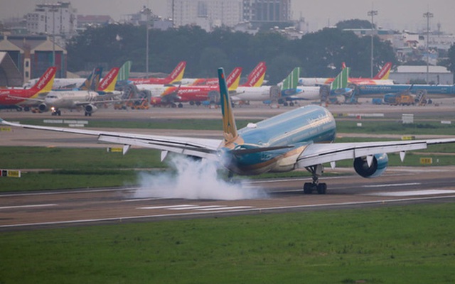 Sân bay Tân Sơn Nhất tạm dừng một đường cất hạ cánh, Vietnam Airlines khuyến nghị hành khách theo dõi lịch bay thường xuyên