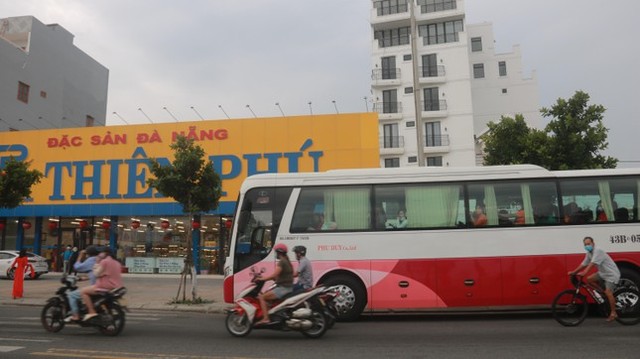  Biển Đà Nẵng đông nghịt người ngày cuối tuần  - Ảnh 16.