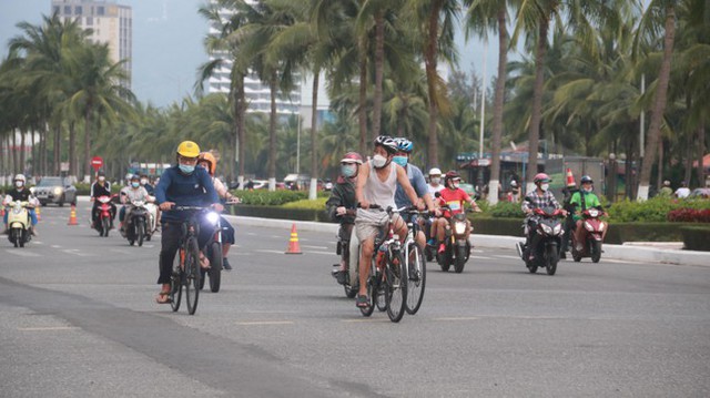  Biển Đà Nẵng đông nghịt người ngày cuối tuần  - Ảnh 18.