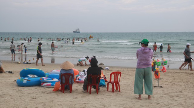  Biển Đà Nẵng đông nghịt người ngày cuối tuần  - Ảnh 6.