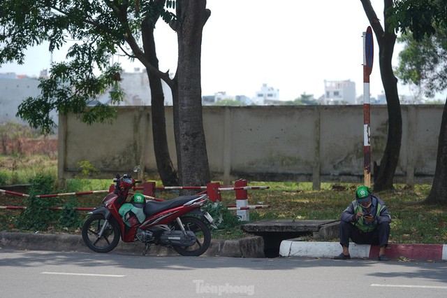 Người dân TPHCM mắc võng ở công viên tránh nóng - Ảnh 9.