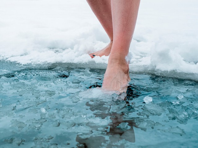 Người mẫu ngâm mình trong nước lạnh 10 độ C mỗi ngày, ngay cả khi biên ngoài phủ đầy tuyết: Biết được lý do ai cũng ngỡ ngàng - Ảnh 4.