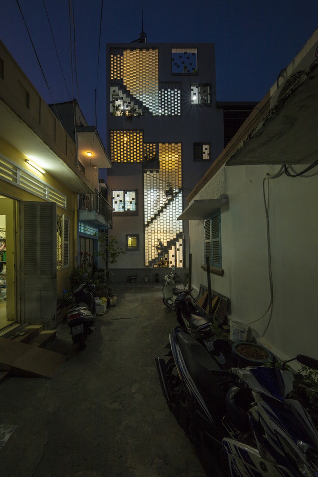 4 người ở trong ngôi nhà siêu mỏng 16,25 m² nằm cuối hẻm Bình Thạnh, Sài Gòn: Không hề bí bách hay mờ nhạt nhờ thiết kế cực độc đáo - Ảnh 3.