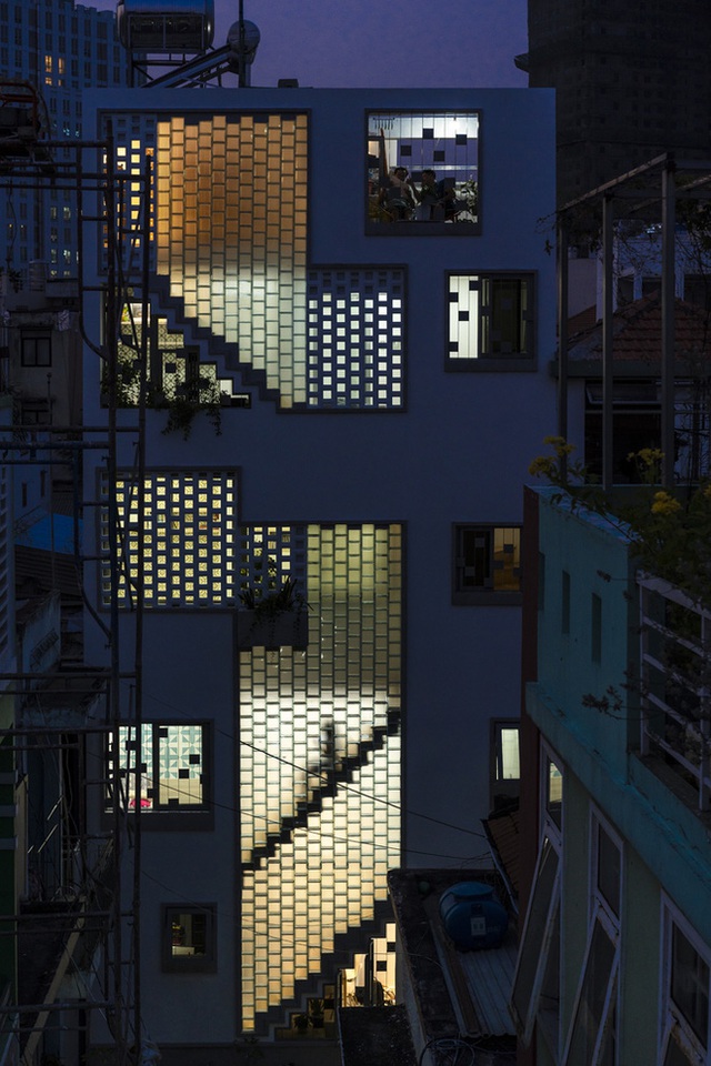 4 người ở trong ngôi nhà siêu mỏng 16,25 m² nằm cuối hẻm Bình Thạnh, Sài Gòn: Không hề bí bách hay mờ nhạt nhờ thiết kế cực độc đáo - Ảnh 4.