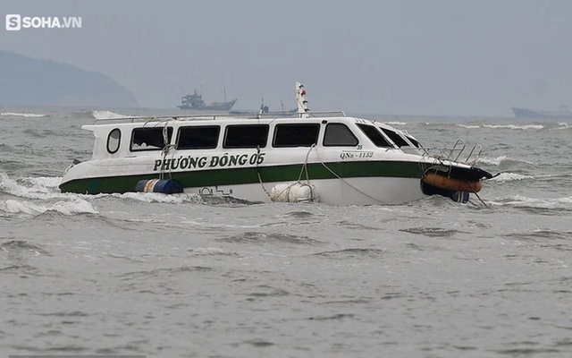 Tàu QNa - 1152 chở 39 người gặp nạn gây hậu quả nghiêm trọng vào ngày 26/2. Ảnh: Việt Hùng