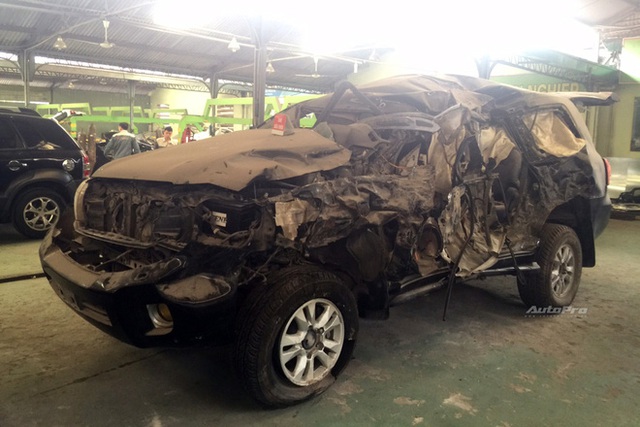 Chủ Toyota Land Cruiser chi 1 tỷ đồng hồi sinh chiếc xe từ đống sắt vụn: Bóng bẩy như mới đập hộp sau 3 tháng, không thể nhận ra bằng mắt thường  - Ảnh 1.
