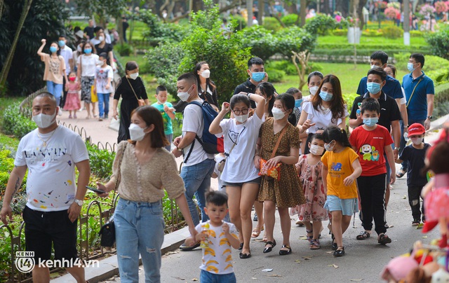  Ảnh: Hàng nghìn người dân đổ về công viên Thủ Lệ vui chơi ngày cuối tuần, trẻ em chen chân cho thú ăn - Ảnh 2.