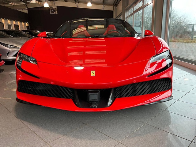 Đại lý tư nhân chào hàng Ferrari SF90 Spider giá hơn 45 tỷ đồng tới đại gia Việt: Siêu xe xăng lai điện hot trong thời nhiên liệu tăng giá - Ảnh 3.