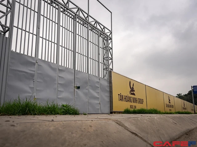 Khu đất vàng cỏ mọc um tùm tại Yên Phụ mới ghi tên Tân Hoàng Minh: Dự định để xây công viên từ 2007, đến nay vẫn chưa triển khai - Ảnh 1.