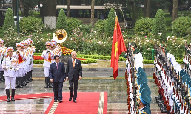  Thủ tướng Phạm Minh Chính đón, hội đàm với Thủ tướng Malaysia  - Ảnh 1.