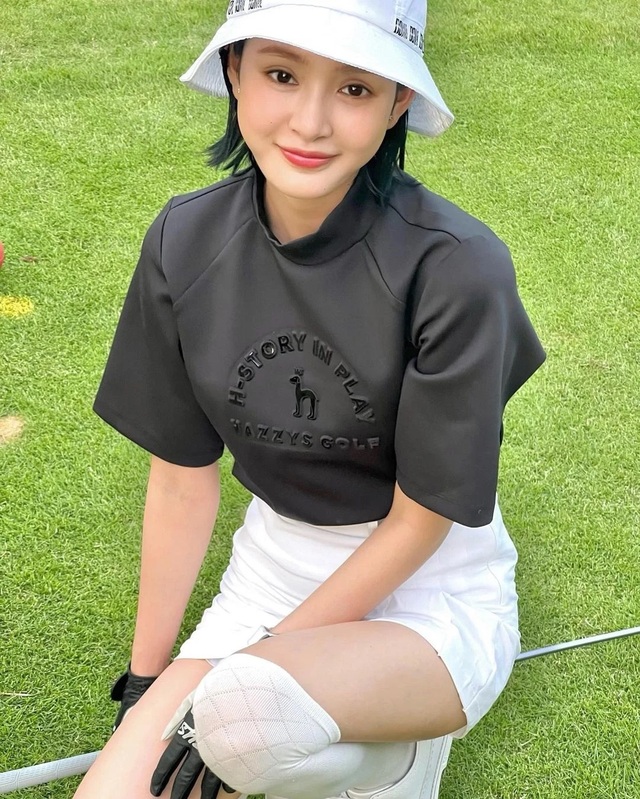 1 lần ra sân golf của Hiền Hồ tốn hơn chục triệu sắm trang phục - Ảnh 1.