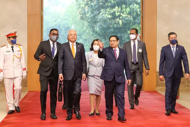 Thủ tướng Phạm Minh Chính đón, hội đàm với Thủ tướng Malaysia  - Ảnh 3.