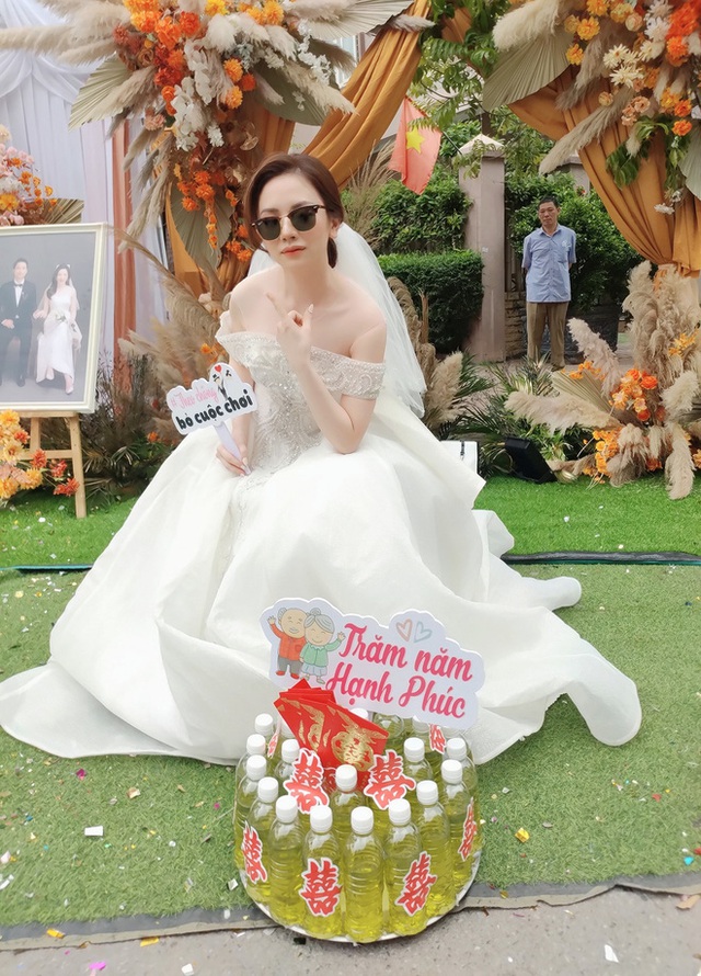 Cô dâu Bắc Giang được hội bạn thân tặng 10 lít xăng trong ngày cưới: Món quà sang chảnh thời xăng tăng giá - Ảnh 3.