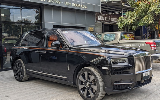 Rolls Royces 400000 SUV helps carmaker set sales record in 2019