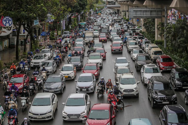 Đường phố Hà Nội ùn tắc nhiều giờ sau cơn mưa lớn - Ảnh 2.
