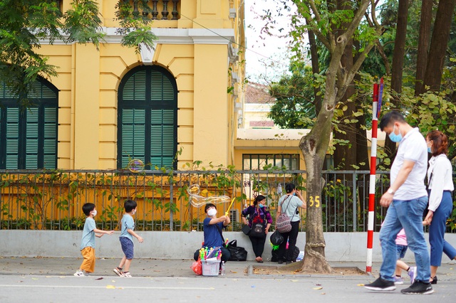 Nam sinh 9x mất đôi tay, ngày làm thiết kế cuối tuần bán hàng rong nuôi mẹ mắc 8 căn bệnh - Ảnh 3.