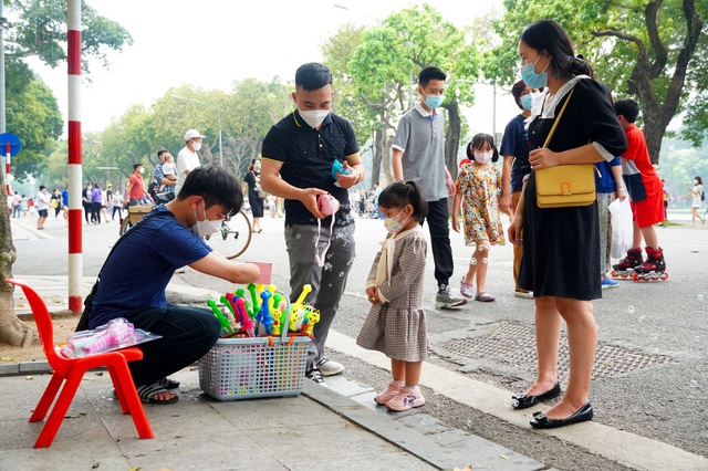 Nam sinh 9x mất đôi tay, ngày làm thiết kế cuối tuần bán hàng rong nuôi mẹ mắc 8 căn bệnh - Ảnh 14.